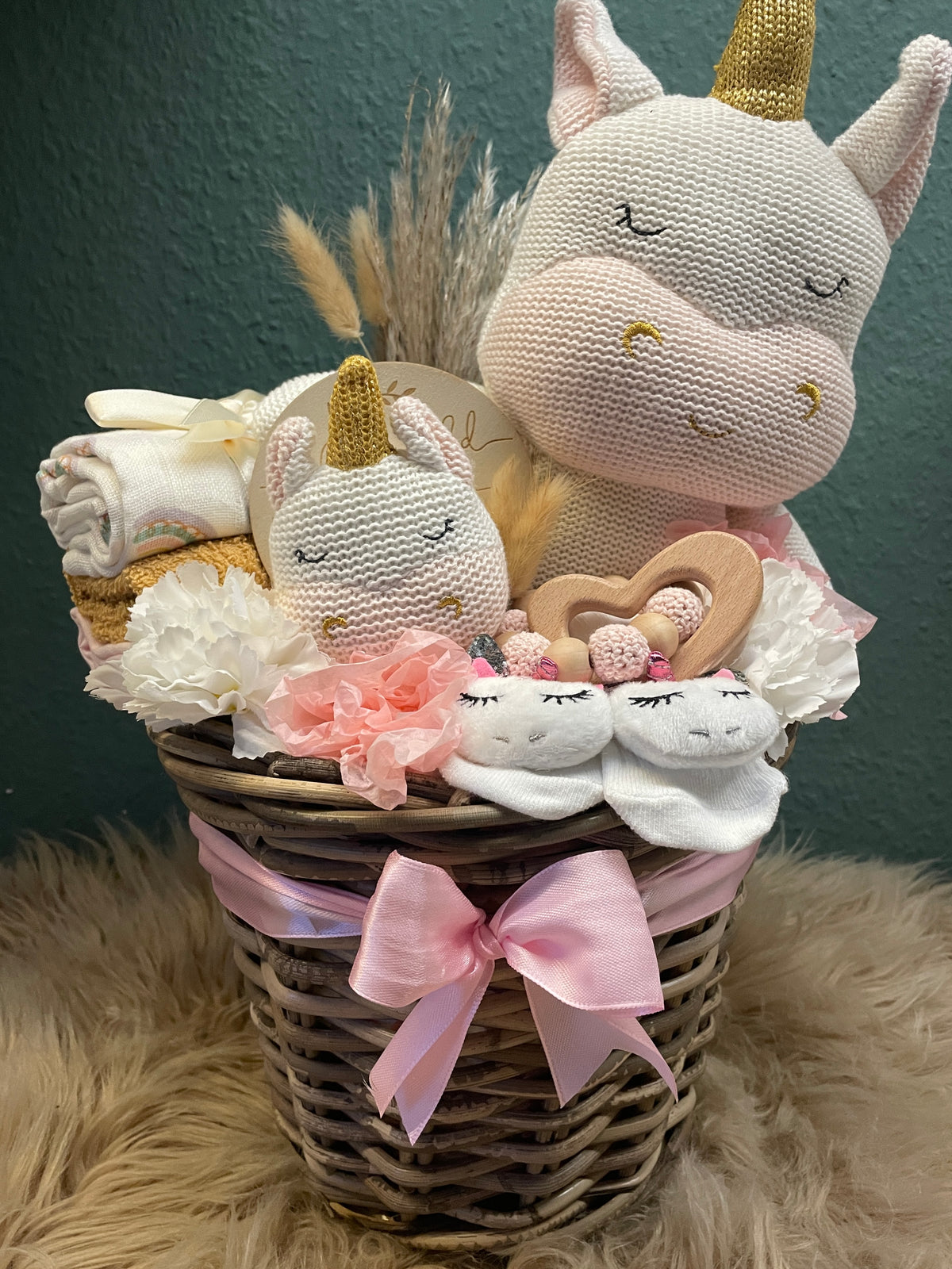 Windeltorte Einhorn Detailansicht handgefertigt mit Windeln rosa beige
