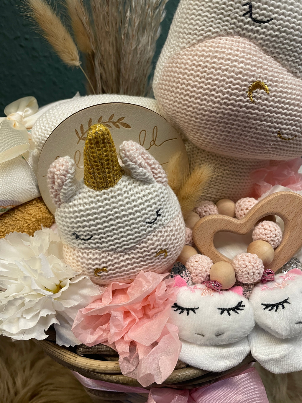 Windeltorte Einhorn Nahaufnahme gehäkeltes Einhorn rosa handgefertigt
