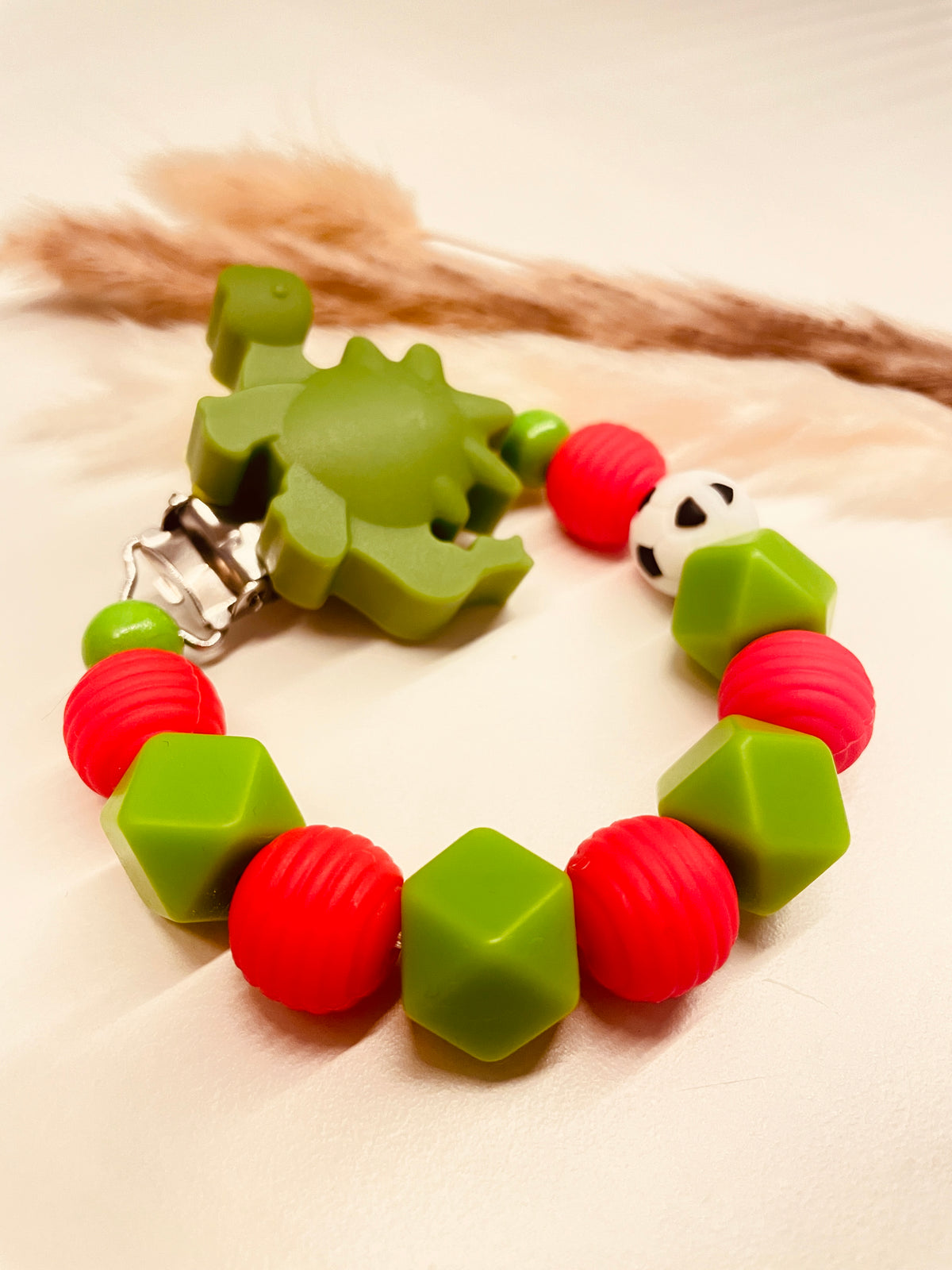 Abverkauf Schnullerkette/Beißkette Dino Fußball, personalisierbar mit Namen