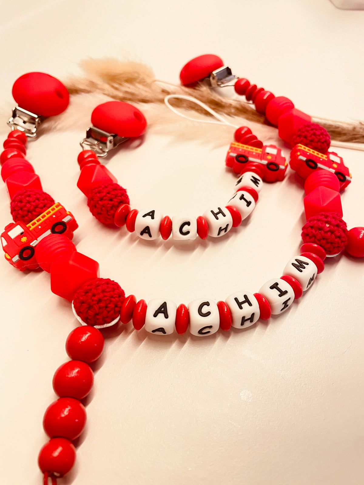Schnullerkette und Kinderwagenkette Feuerwehr rot, personalisiert mit Namen