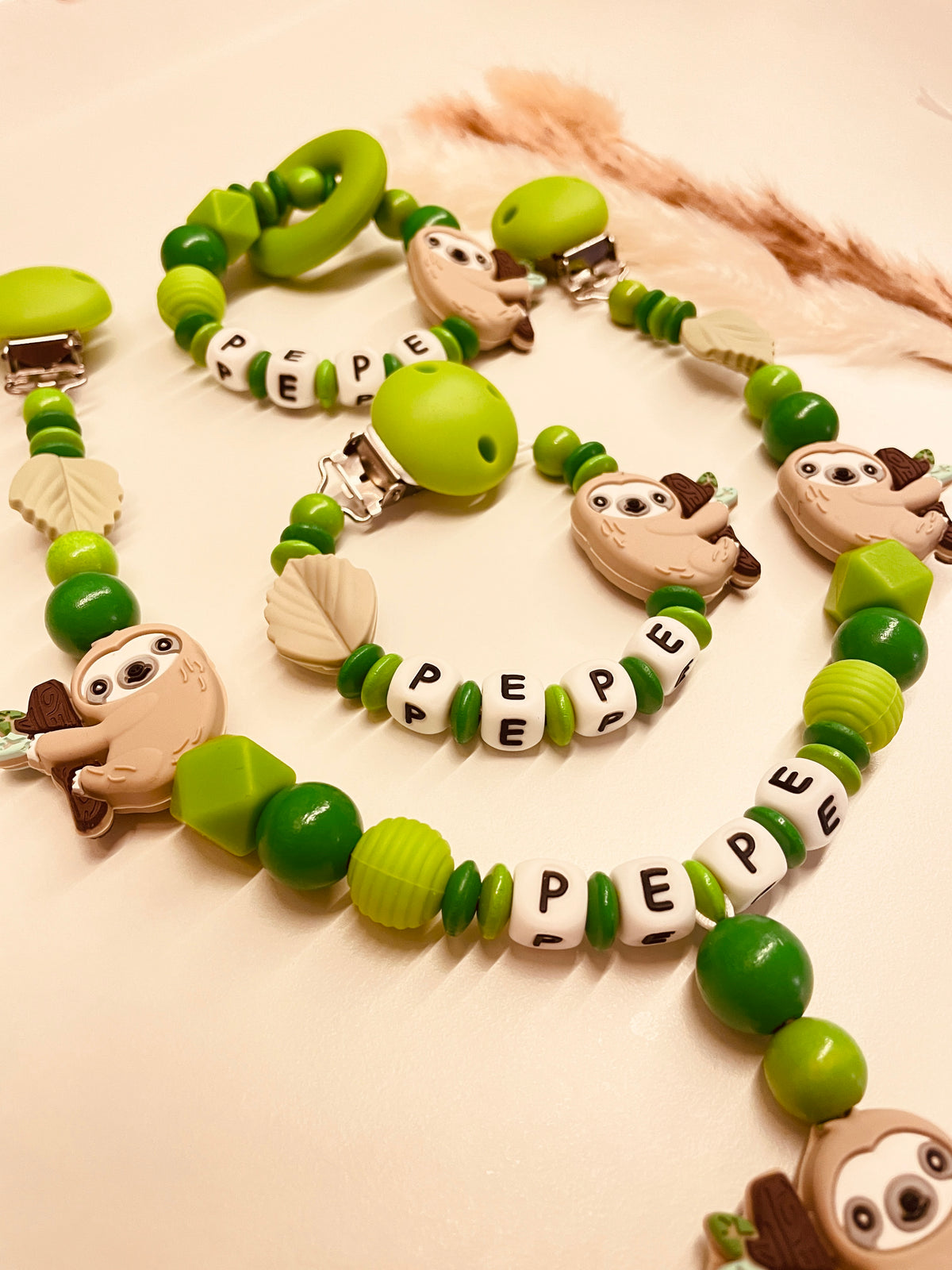 Schnullerkette, Kinderwagenkette und Greifring Faultier grün, personalisiert