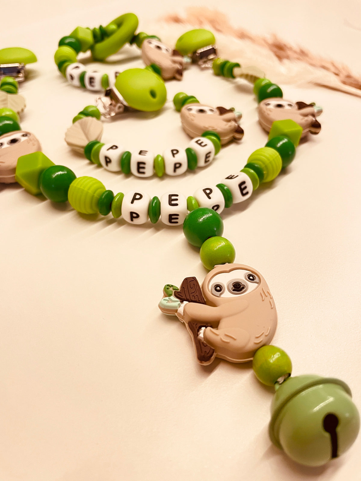 Schnullerkette, Kinderwagenkette, Greifring Faultier grün