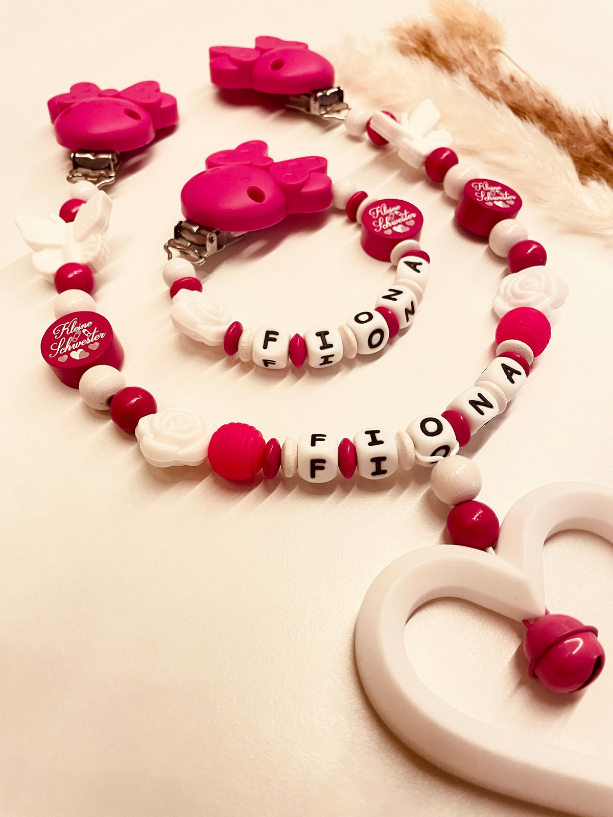 chnullerkette und Kinderwagenkette kleine Schwester pink weiß, personalisiert