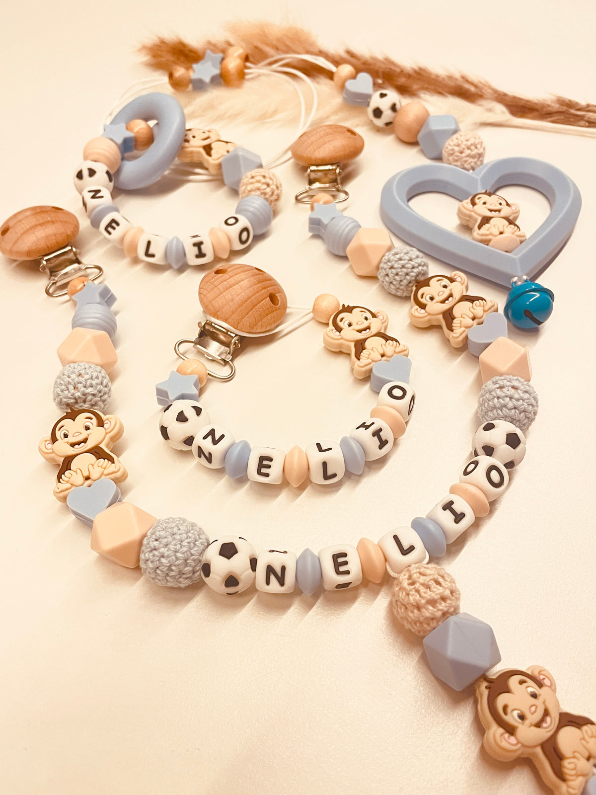 Schnullerkette, Kinderwagenkette, Greifring Babyschalenanhänger Affe Fußball blau, personalisiert