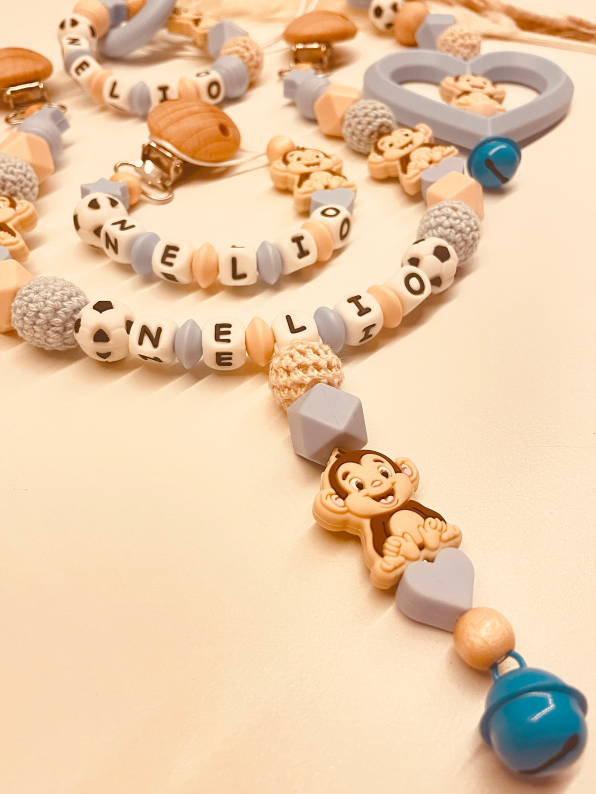 Schnullerkette, Kinderwagenkette, Greifring Babyschalenanhänger Affe Fußball blau