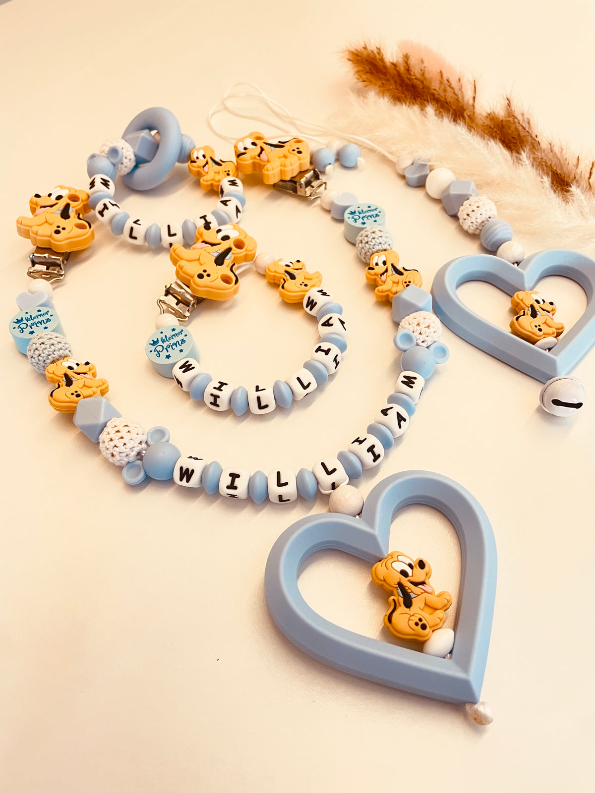 Personalisierte Schnullerkette, Kinderwagenkette, Greifring und Babyschalenanhänger Hund in blau und weiß, handgefertigt mit Kunststoff- oder Silikonbuchstaben