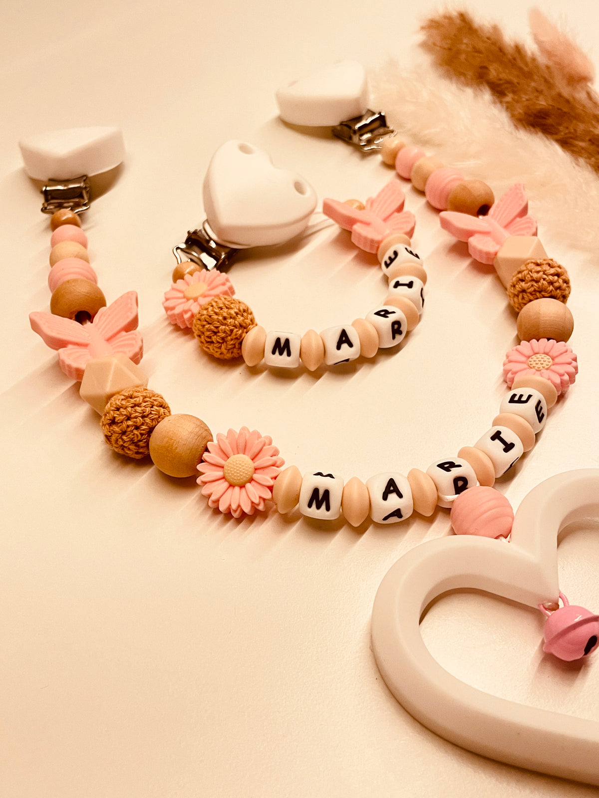 Schnullerkette, Kinderwagenkette personalisiert Schmetterling mit Blumen rosa beige
