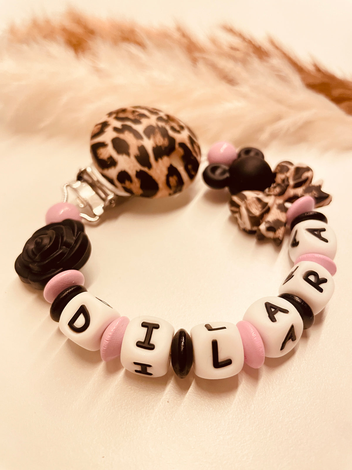 Schnullerkette Leo mit Rose babyrosa schwarz