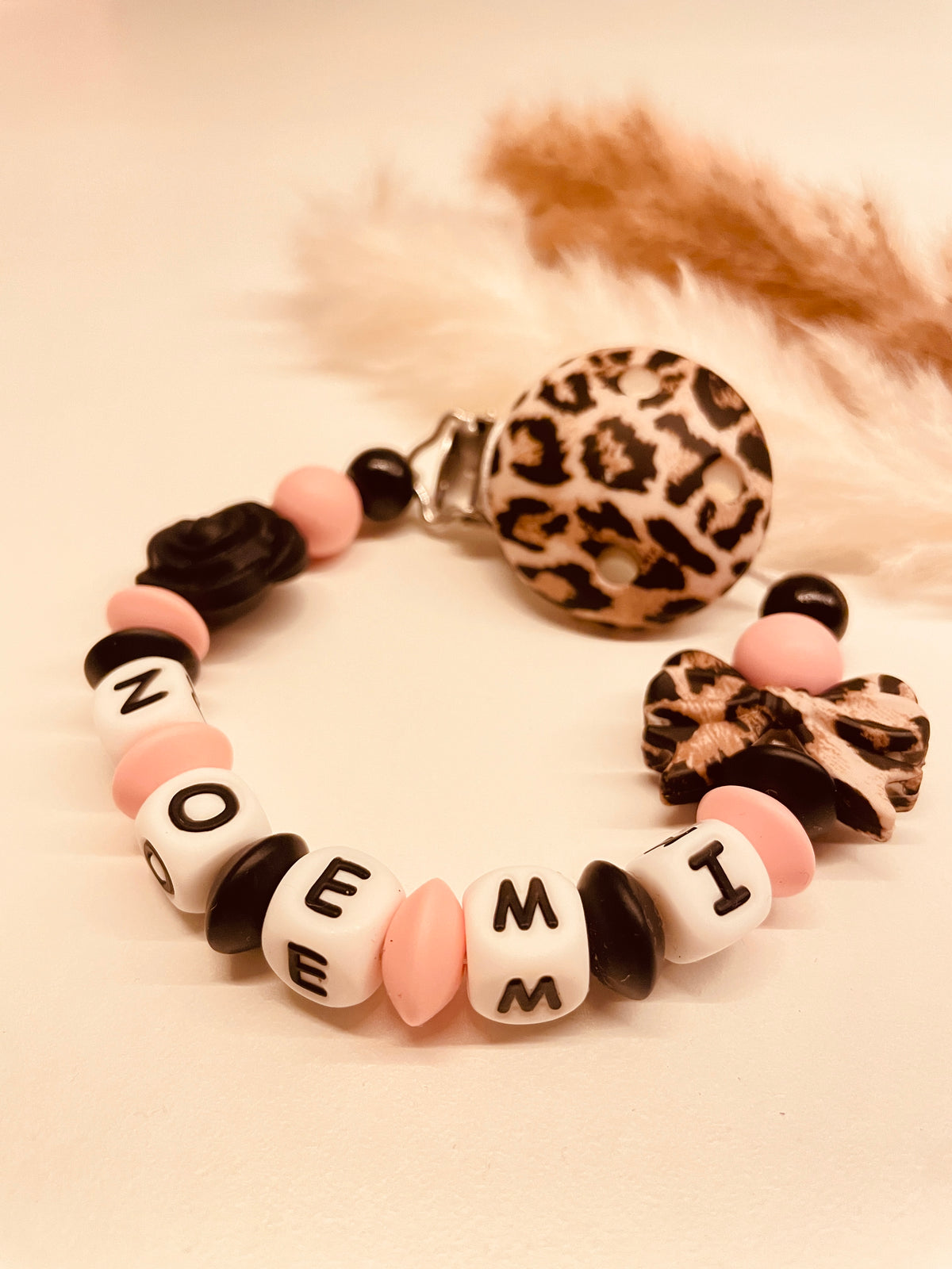 Schnullerkette Leo mit Rose candyrosa schwarz