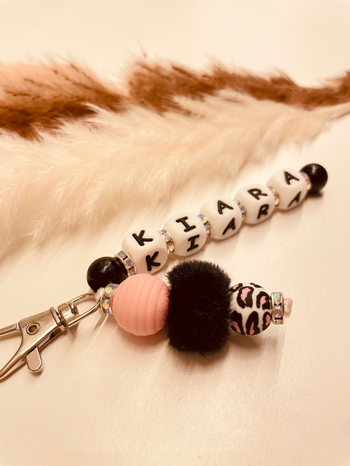Schlüsselanhänger Leoparden Leo personalisiert rosa schwarz