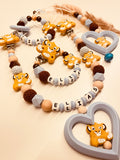 Personalisierte Schnullerkette, Kinderwagenkette, Greifring und Babyschalenanhänger Löwe in blau und braun, handgefertigt mit Kunststoff- oder Silikonbuchstaben