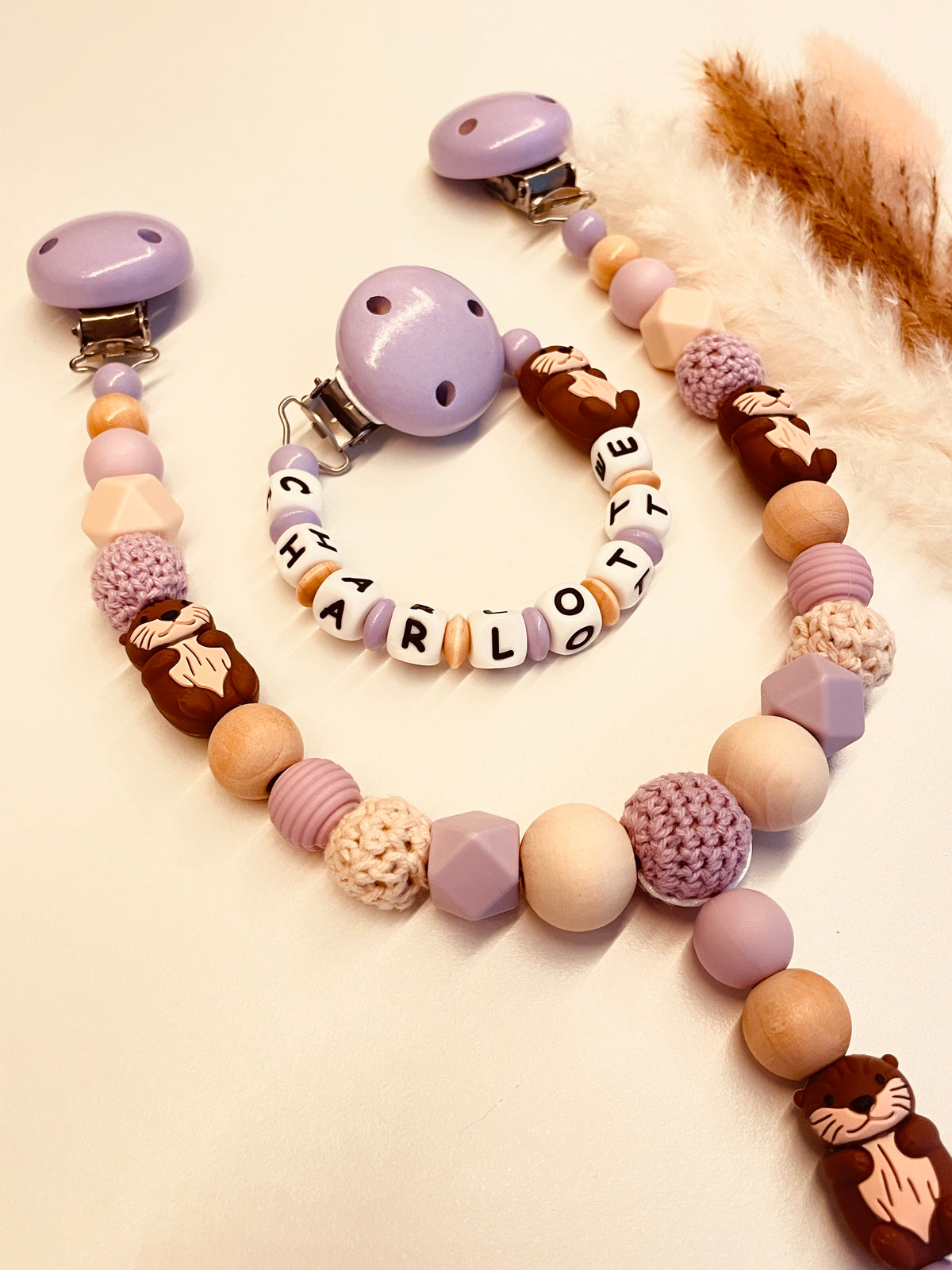 Schnullerkette und Kinderwagenkette Otter in beige-flieder, personalisiert mit Namen