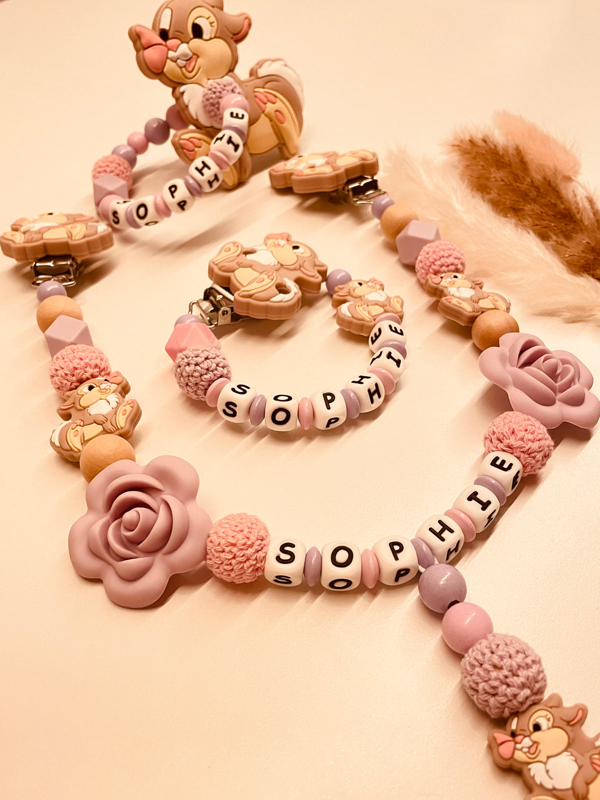 Personalisierte Schnullerkette, Kinderwagenkette und Greifring Hase in flieder und rosa, handgefertigt mit Kunststoff- oder Silikonbuchstaben