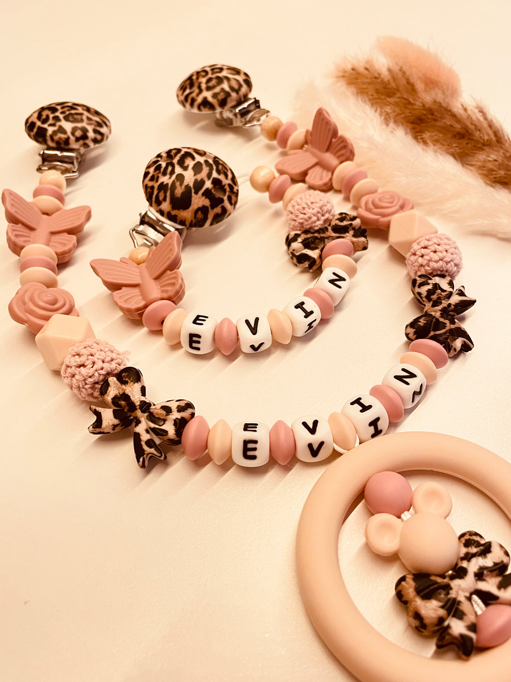 Schnullerkette, Kinderwagenkette, Greifring personalisiert Leo Schmetterling Maus beige altrosa