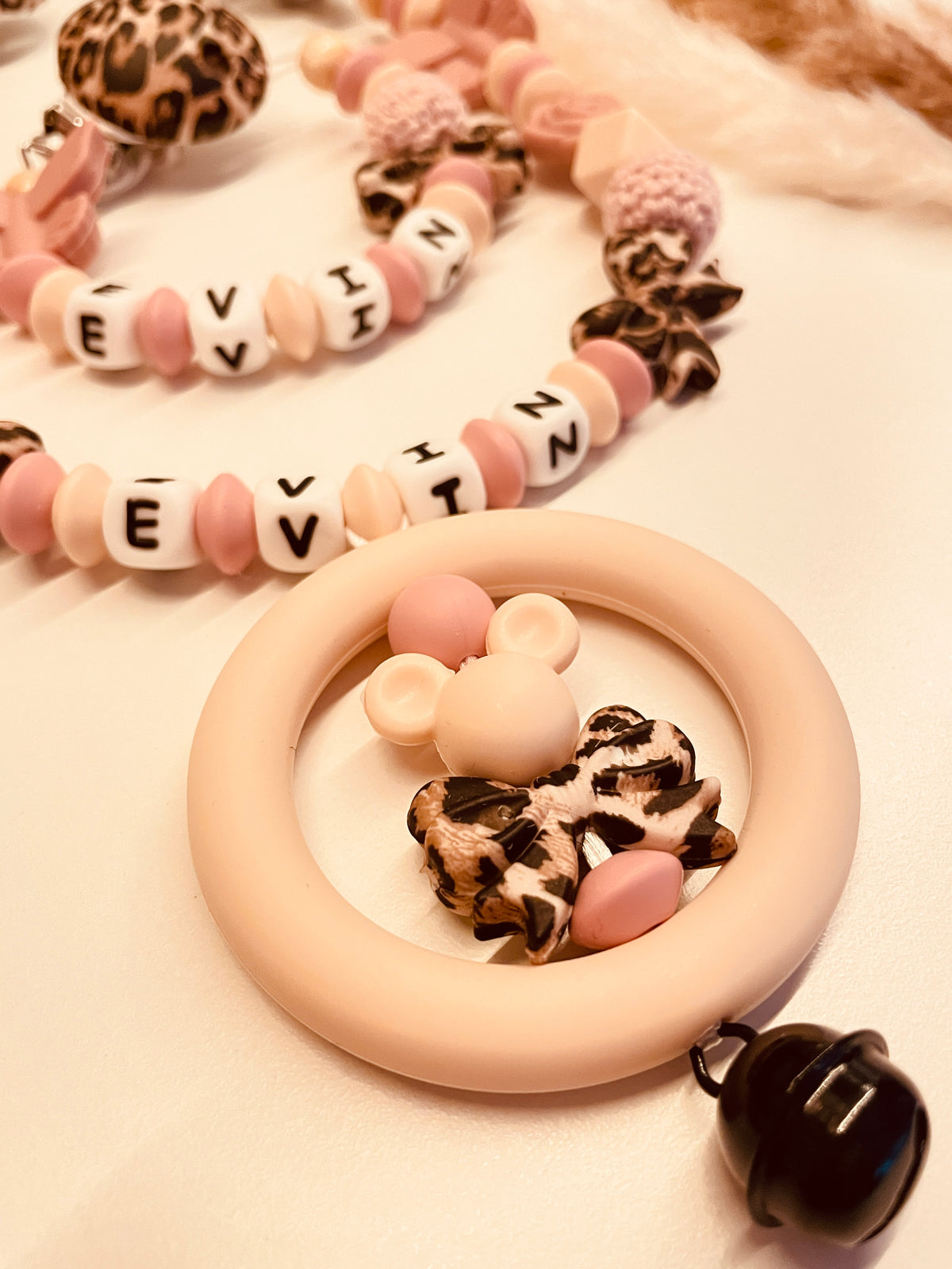 Schnullerkette, Kinderwagenkette, Greifring Babyschalenanhänger  Leo Schmetterling Maus beige altrosa