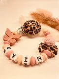 Schnullerkette Leo Schmetterling beige altrosa Leoparden personalisiert Geschenk Mädchen