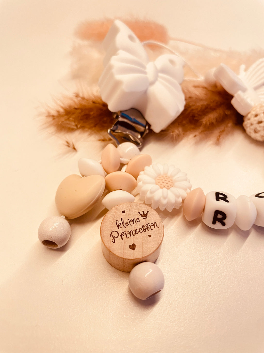 Schnullerkette kleine Prinzessin Schmetterling weiß beige mit Anhänger