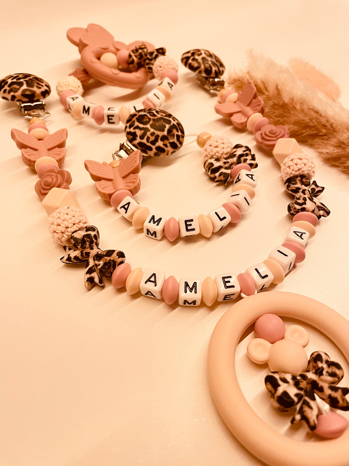 Schnullerkette, Kinderwagenkette, Greifring Babyschalenanhänger  Leo Schmetterling Maus beige altrosa