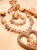 Schnullerkette Kinderwagenkette Greifring personalisiert Mädchen Geschenk zur Geburt rosa grau