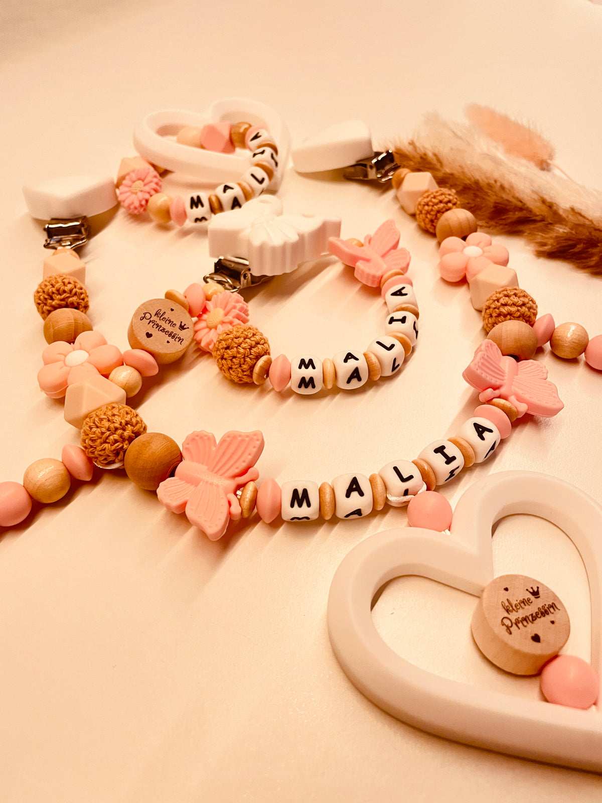 Schnullerkette, Kinderwagenkette, Greifring personalisiert Schmetterling kleine Prinzessin rosa natur