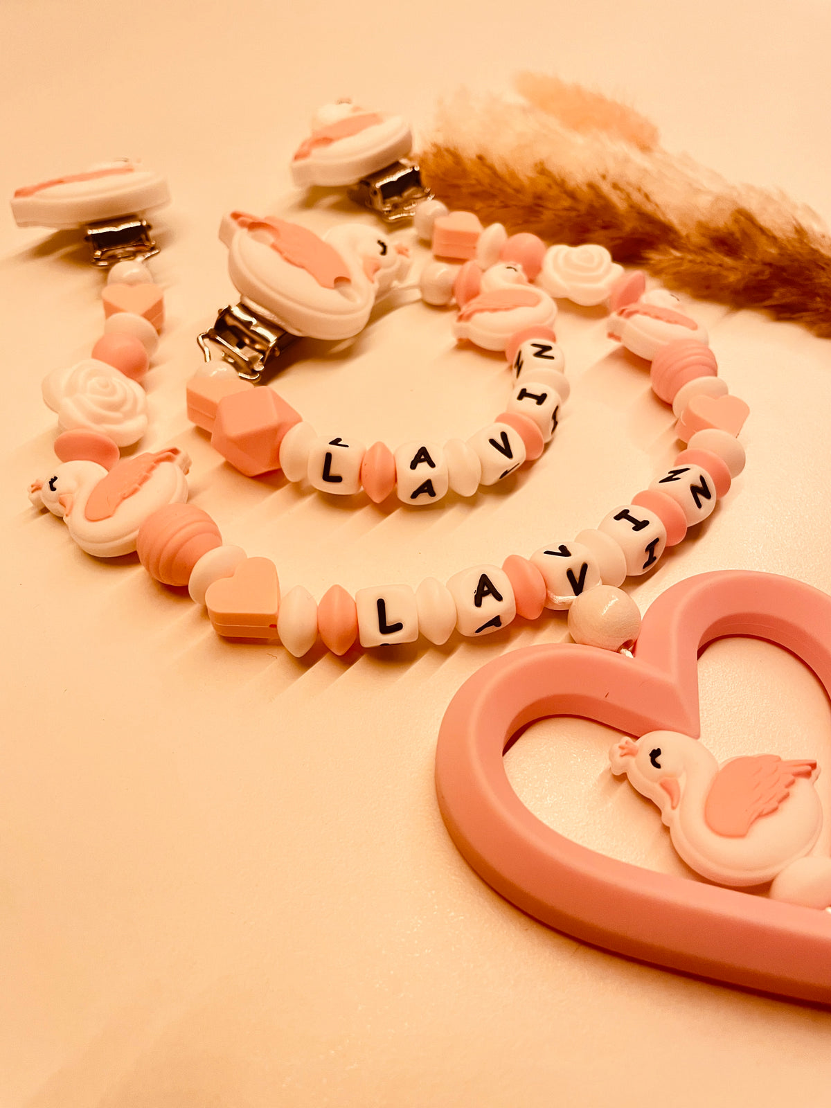 Schnullerkette, Kinderwagenkette personalisiert Schwan rosa weiß