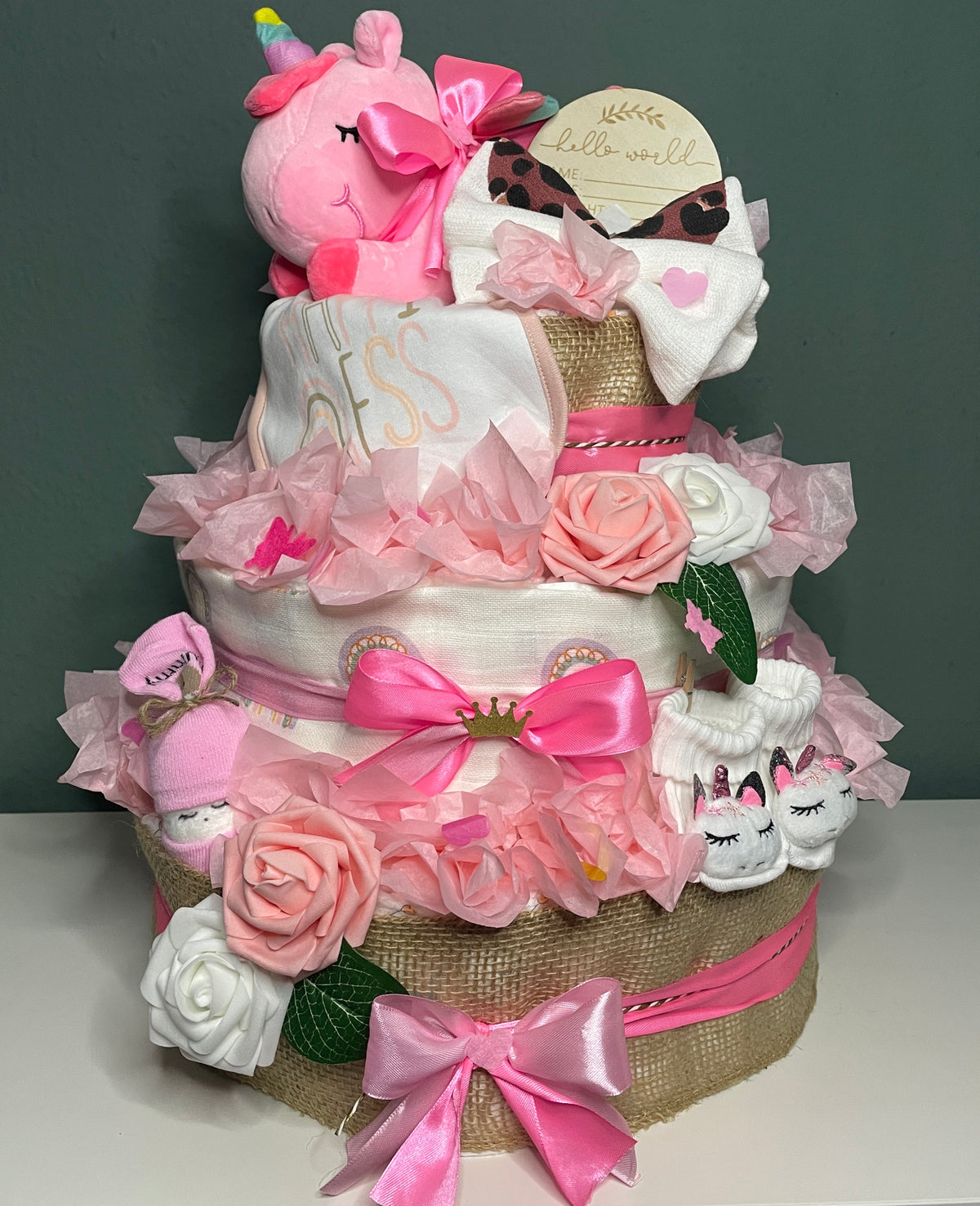 Windeltorte Einhorn XXL Detailansicht rosa beige mit Häkeltier Geschenk zur Geburt
