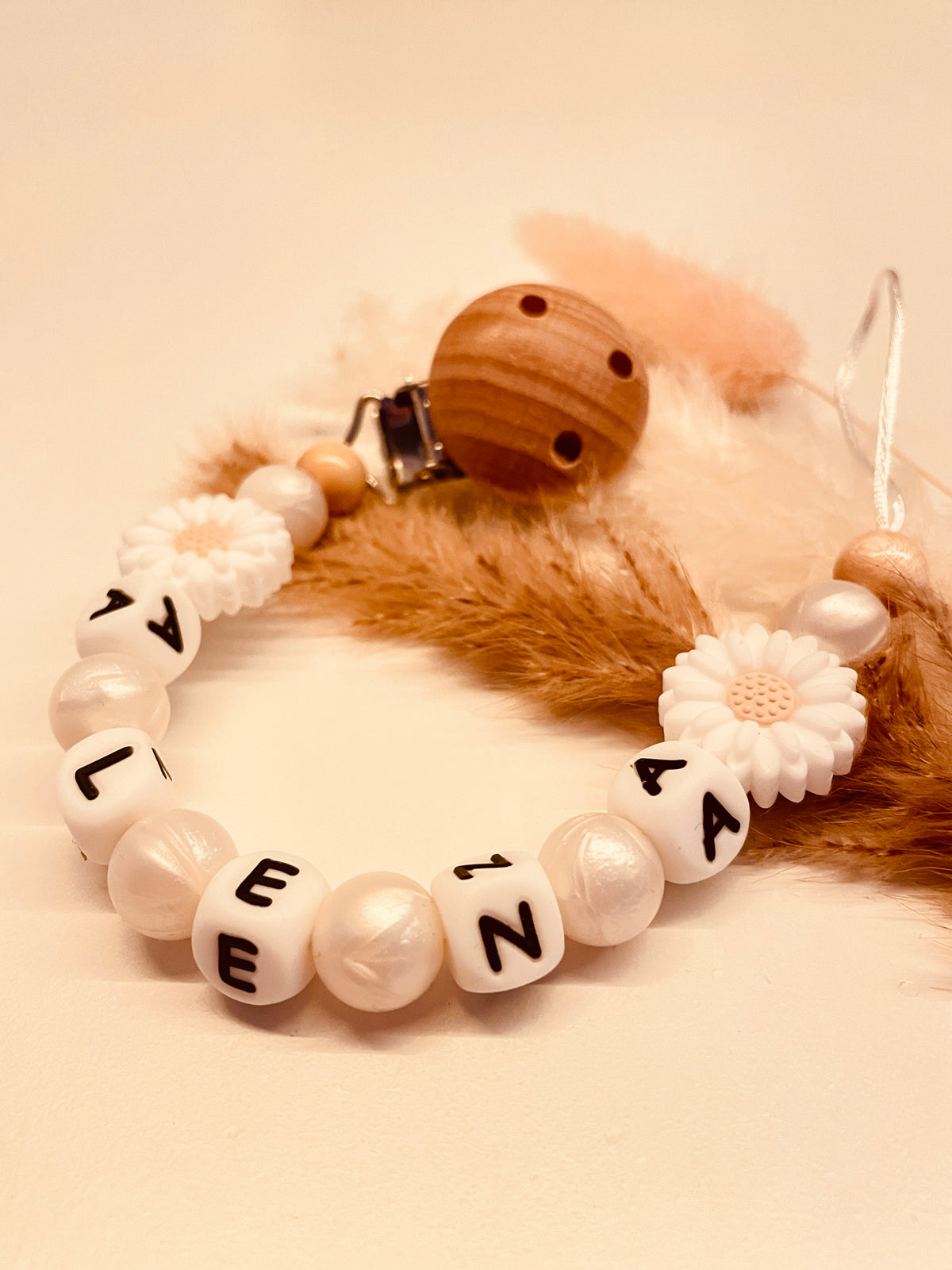 Personalisierte Schnullerkette Gänseblümchen in perlmutt und weiß, handgefertigt mit Kunststoff- oder Silikonbuchstaben
