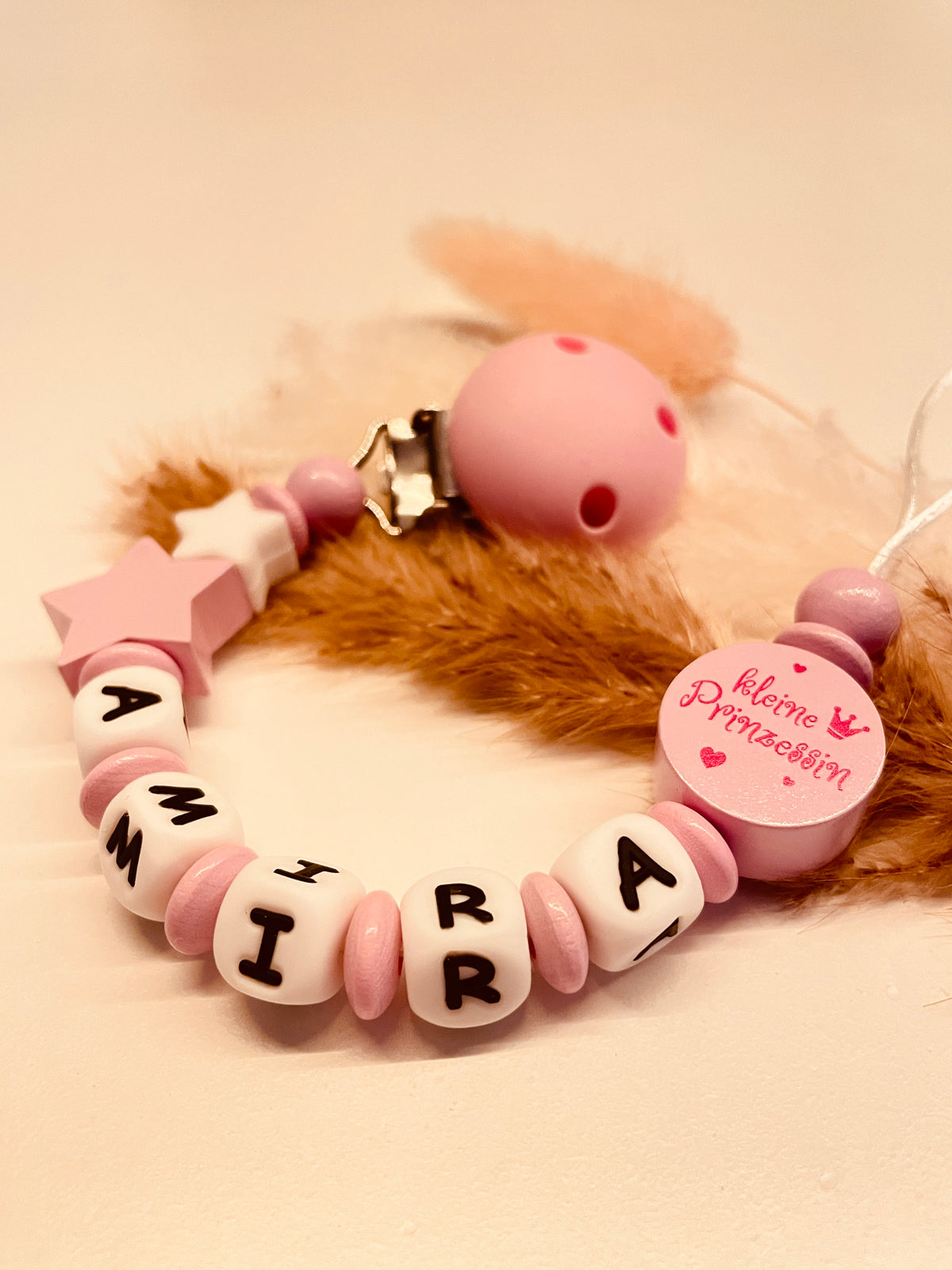 Personalisierte Schnullerkette kleine Prinzessin mit Stern in rosa, handgefertigt mit Kunststoff- oder Silikonbuchstaben