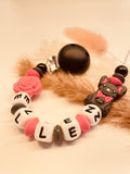 Personalisierte Schnullerkette französische Bulldogge in schwarz und pink, handgefertigt mit Kunststoff- oder Silikonbuchstaben