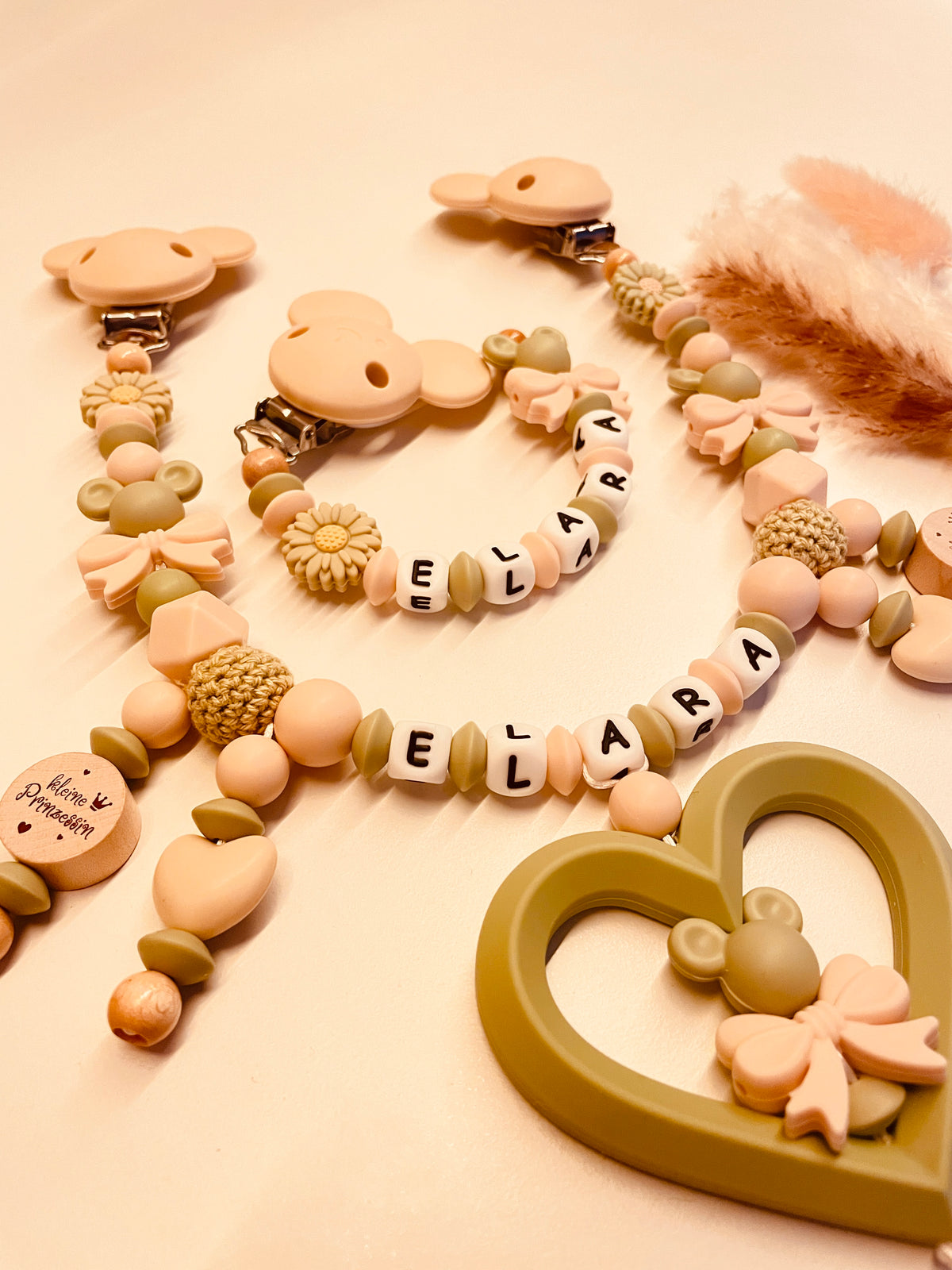 Personalisierte Schnullerkette und Kinderwagenkette mit Maus und Schleife in lint/beige, handgefertigt mit Kunststoff- oder Silikonbuchstaben