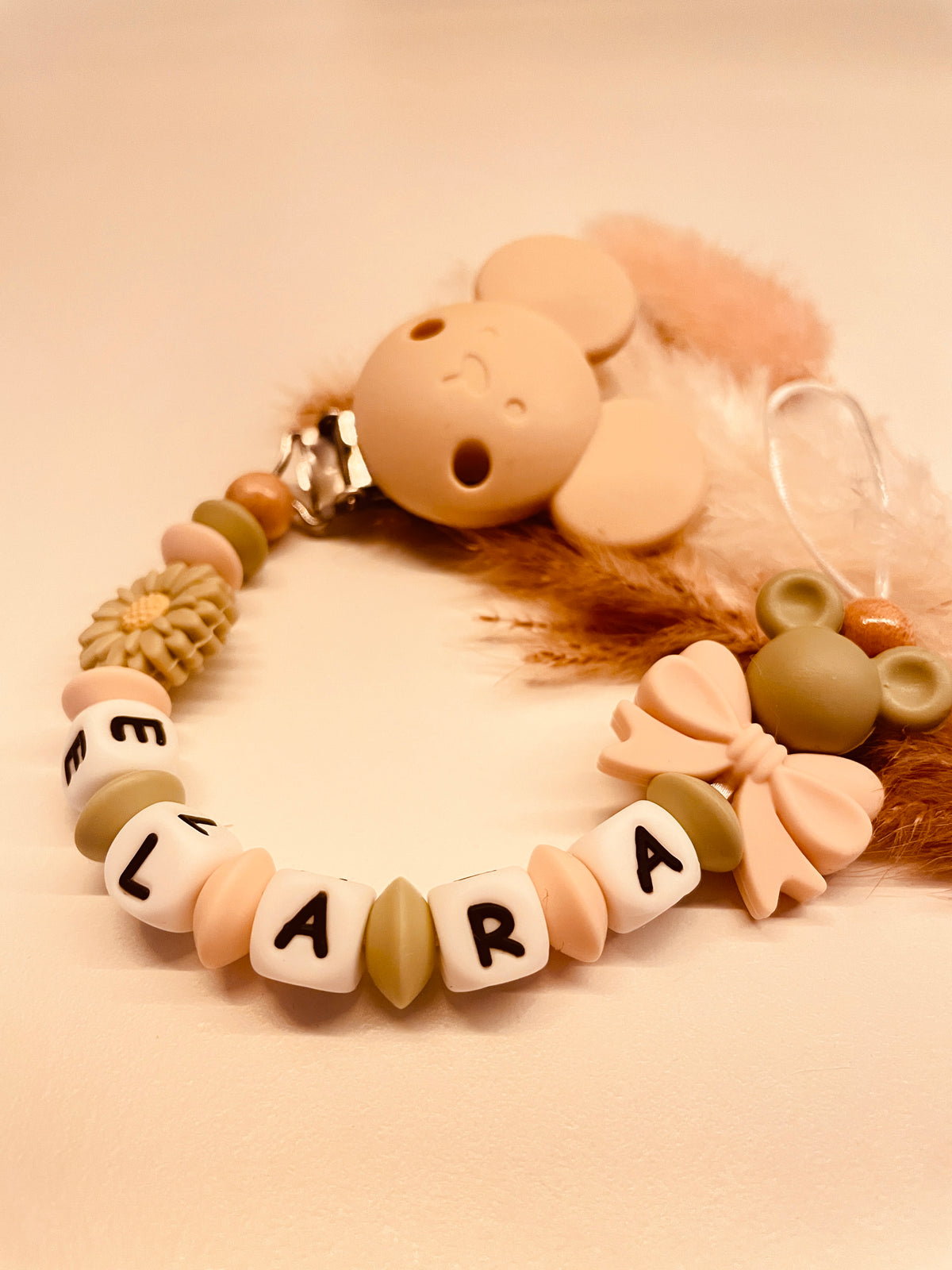 Personalisierte Schnullerkette  mit Maus und Schleife in lint/beige, handgefertigt mit Kunststoff- oder Silikonbuchstaben
