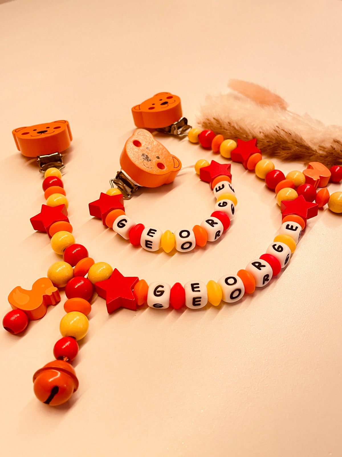 Schnullerkette Kinderwagenkette personalisiert Bär mit Stern gelb orange rot