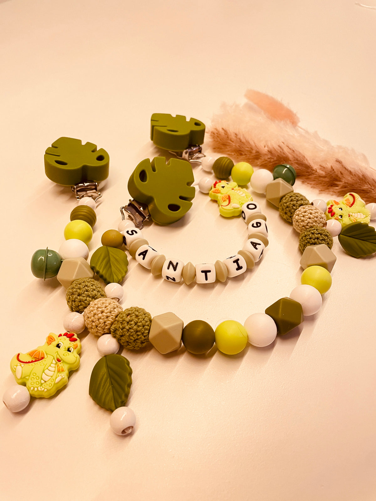 Personalisierte Schnullerkette und Kinderwagenkette mit Drachen-Motiv in Grün – mit Kunststoff- oder Silikonbuchstaben