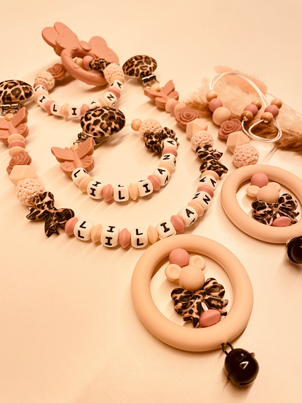 Schnullerkette, Kinderwagenkette, Greifring Babyschalenanhänger  Leo Schmetterling Maus beige altrosa