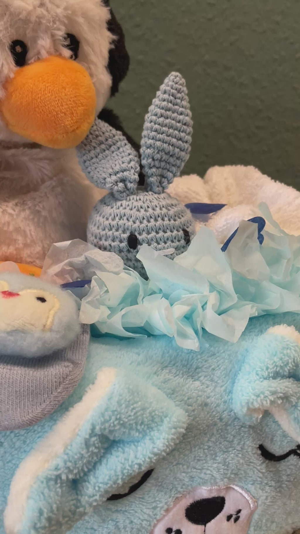 Geschenkbox Pinguin mit Häkelrassel